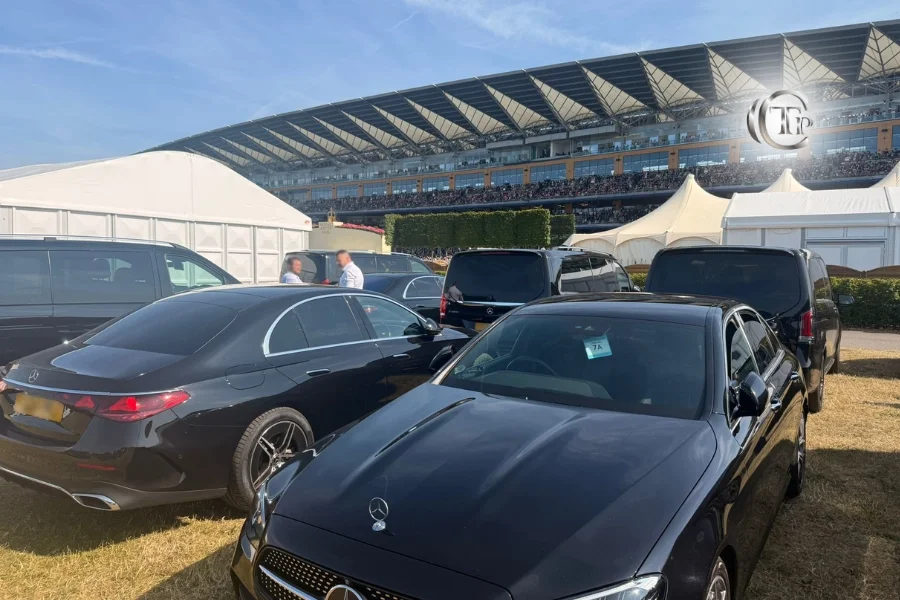 Μαύρες Mercedes σταθμευμένες στην VIP ζώνη του Ascot 2025 με κόσμο και σκηνές στο φόντο