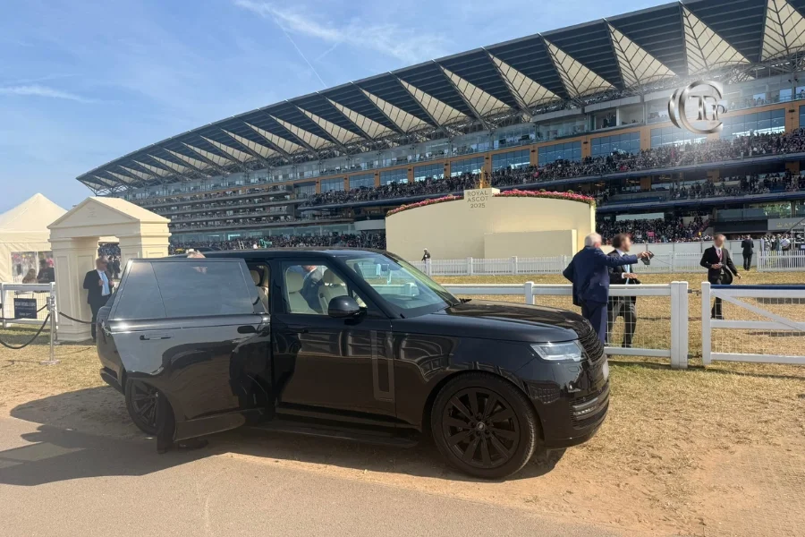 Μαύρο Range Rover στην είσοδο του Royal Ascot 2025 με καλεσμένους και πλήθος στο φόντο