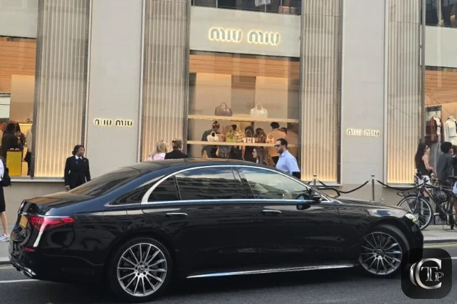 La Mercedes S-Class de CTP Limo garée devant la boutique Miu Miu lors de l'événement.