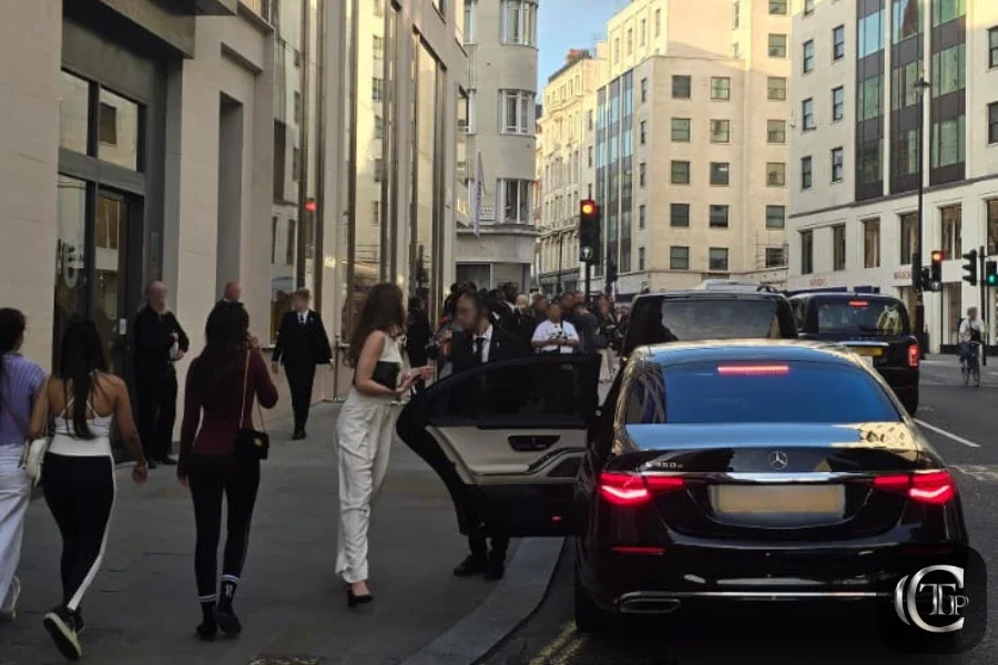 Un chauffeur CTP accueille des invités devant la boutique Miu Miu pendant l'événement.