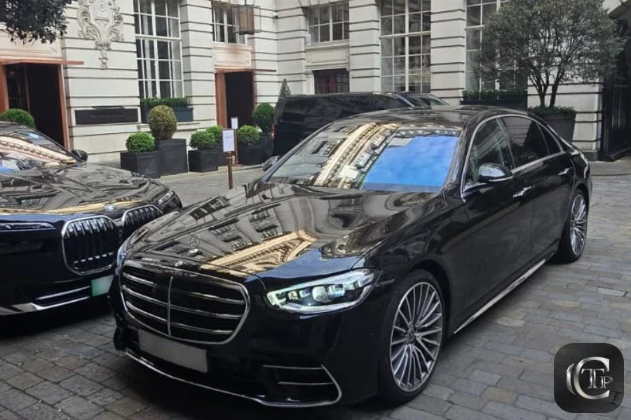 La Mercedes de CTP garée devant un hôtel, prête pour les transferts de l’événement Miu Miu.
