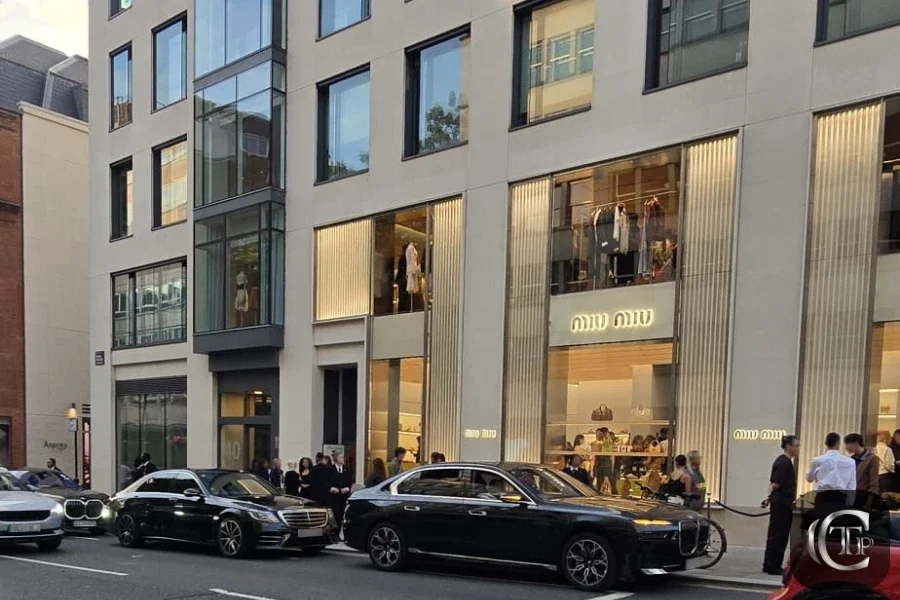 La Mercedes S-Class de CTP garée devant Miu Miu parmi d’autres véhicules.
