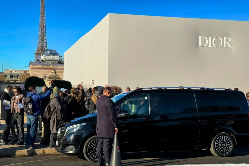 Πολυτελές μαύρο van με οδηγό από την CTP Limo σε event της Dior στο Παρίσι, με τον Πύργο του Άιφελ στο φόντο και άφιξη καλεσμένων.