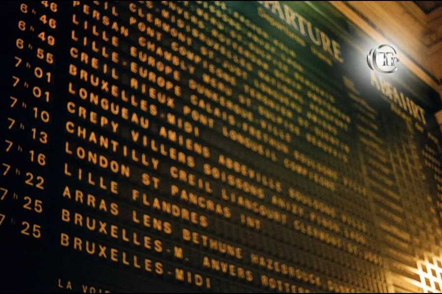 Tableau des départs affichant les horaires des trains pour Londres et Bruxelles dans une gare européenne.