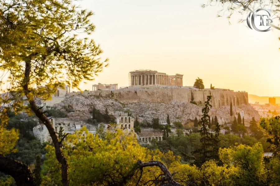 Η Ακρόπολη της Αθήνας φωτισμένη από το ζεστό φως του ηλιοβασιλέματος.