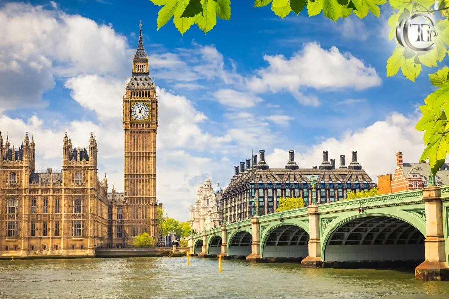 Ο Big Ben και το Κοινοβούλιο δίπλα στον ποταμό Τάμεση.