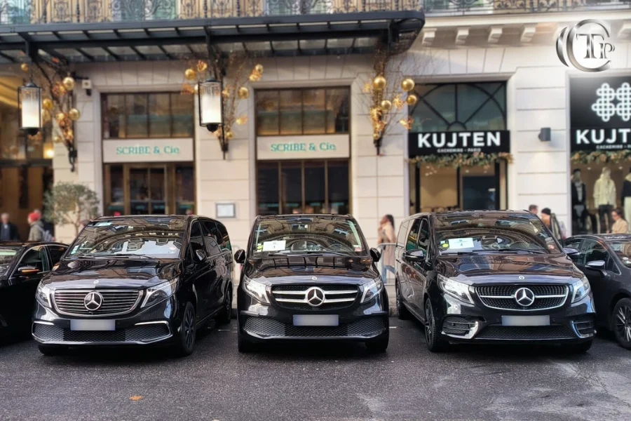 Μαύρα Mercedes V-Class σταθμευμένα έξω από αποκλειστικές μπουτίκ.