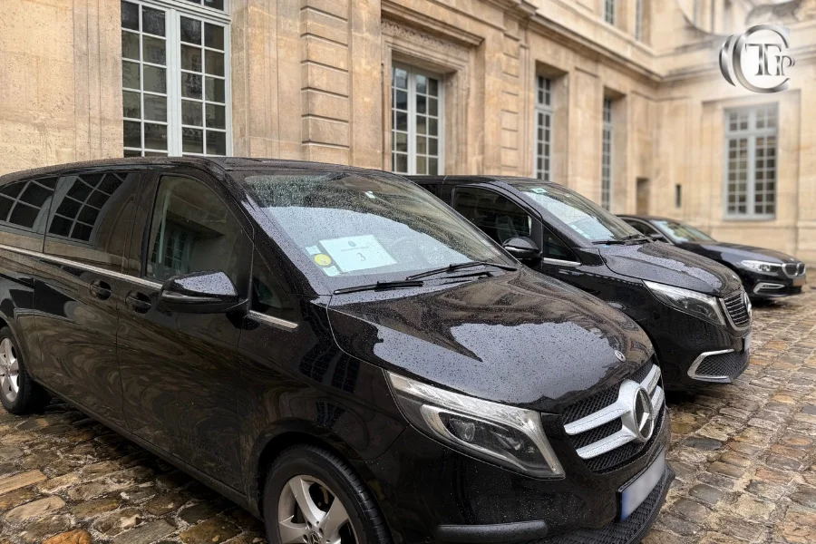 Μαύρα Mercedes V-Class παρατεταγμένα σε κομψή αυλή.