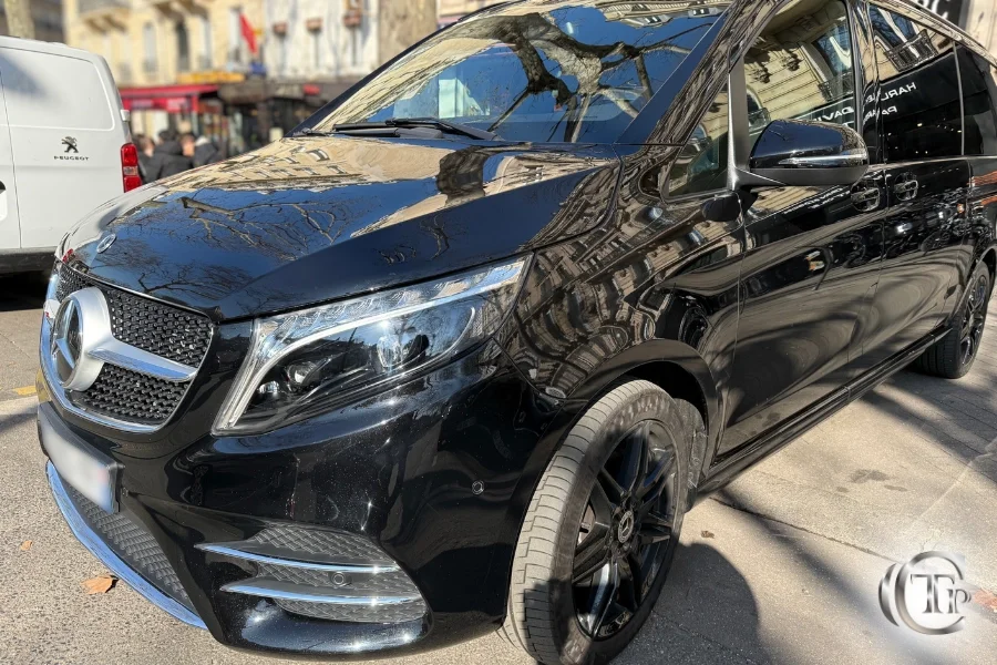 Μαύρο Mercedes V-Class με φιμέ τζάμια και ζάντες αλουμινίου.