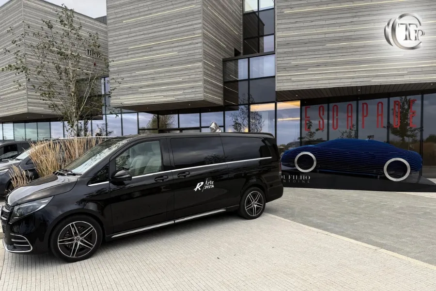 Mercedes V-Class de CTP Limo au Silverstone Circuit lors de l’événement exclusif Pagani Arte in Pista