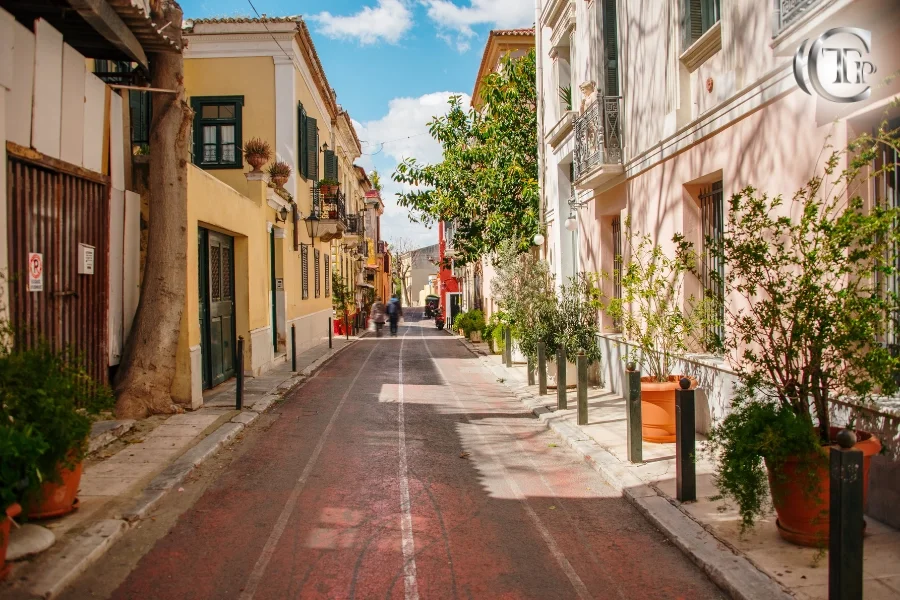 Παραδοσιακός πολύχρωμος δρόμος στην Πλάκα της Αθήνας.