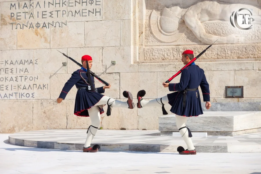 Τσολιάδες στην τελετή αλλαγής φρουράς στο Σύνταγμα.