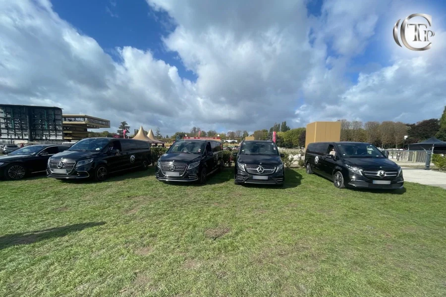 Flotte de véhicules Mercedes noirs de CTP Limo alignés au Qatar Prix de l’Arc de Triomphe 2025