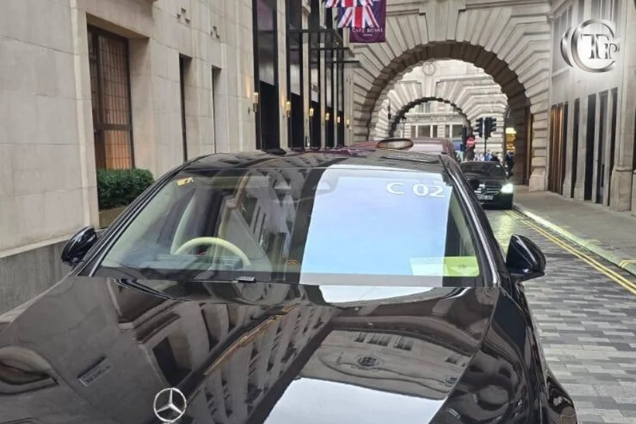 Mercedes S-Class noire de CTP Limo dans le centre de Londres pendant Prada Mode 2025.