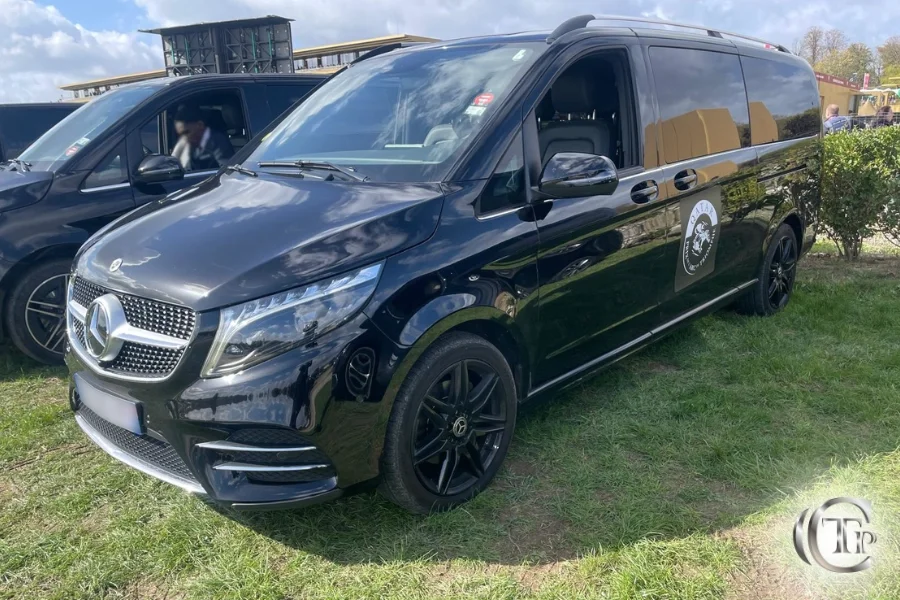 Mercedes V-Class noire de CTP Limo stationnée au Qatar Prix de l’Arc de Triomphe 2025