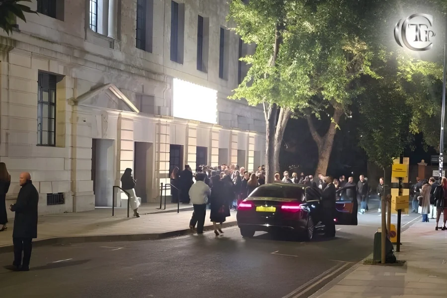 Invités arrivant en Mercedes lors de la soirée du Prada Mode Londres 2025.