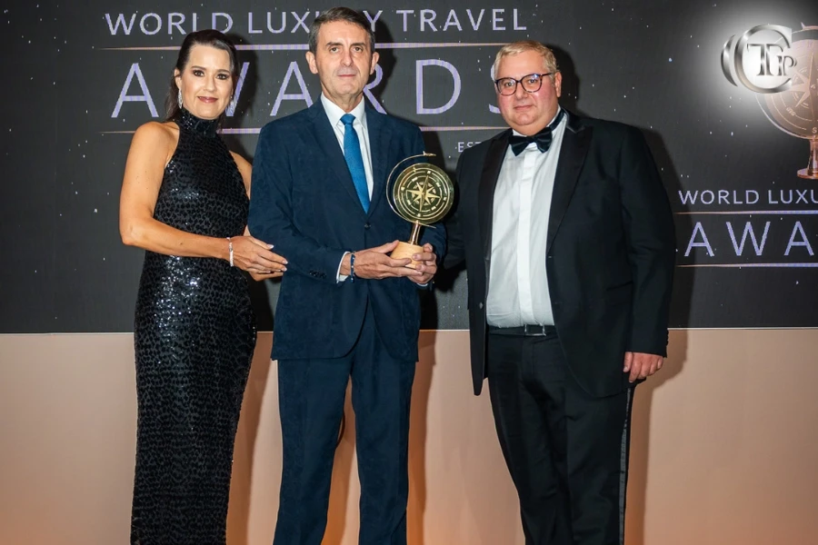 CTP representative receiving the 2025 World Luxury Travel Award for Best Black Car Service in Western Europe.