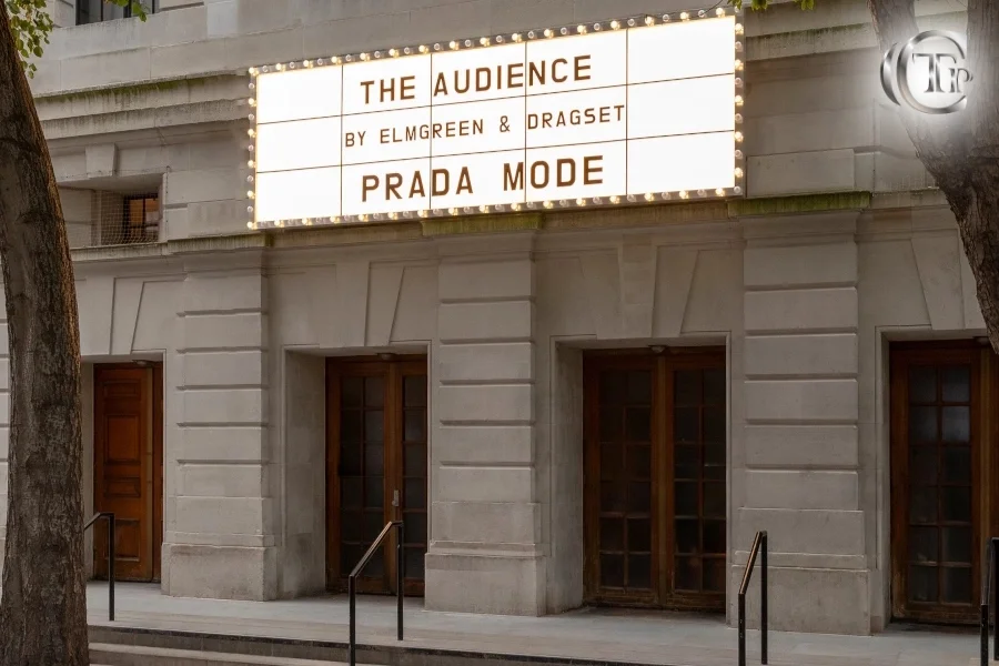 Vue extérieure du lieu du Prada Mode Londres 2025 avec l’enseigne “The Audience”.