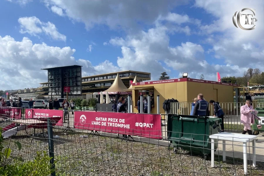 Vue de l’entrée principale et de la zone d’accueil du Qatar Prix de l’Arc de Triomphe 2025